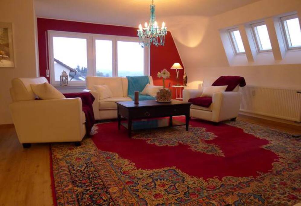 Wohn-Esszimmer Blick vom Essbereich zum Wohnbereich und Ausgang zur nicht einsehbaren Dachterrasse