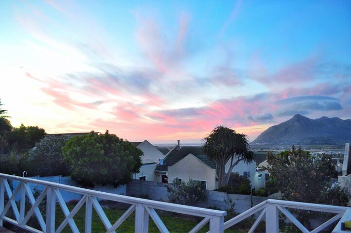 Tranquil home in mountains overlooking Noordhoek gallery image 5