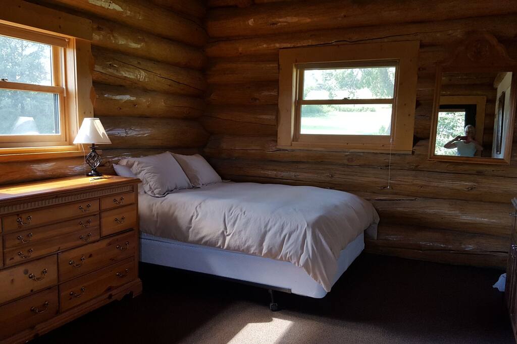 Room 1 - Queen bed