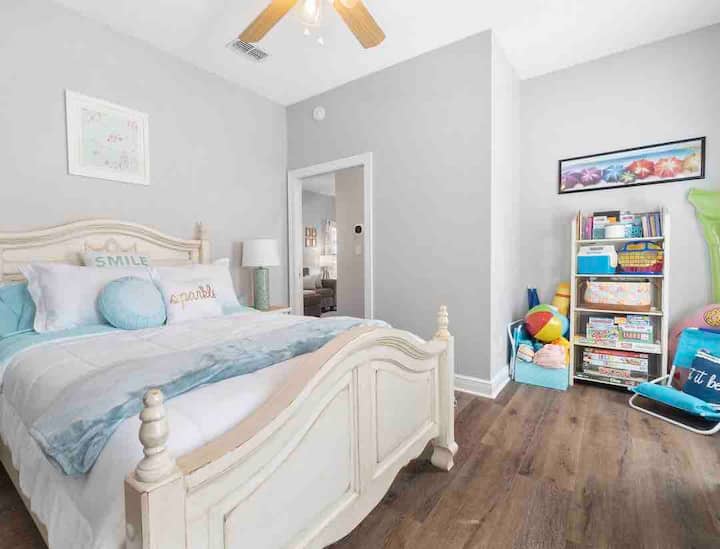 Dhomë gjumi kryesore me gjithë plazhin/notin dhe lojërat e ofruara 