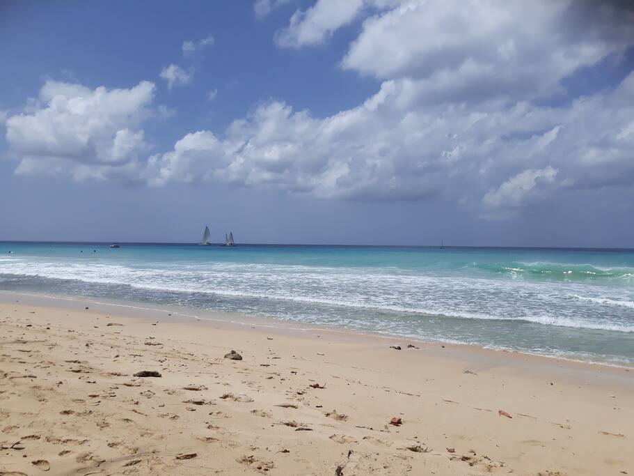 Beach 5 mins walk