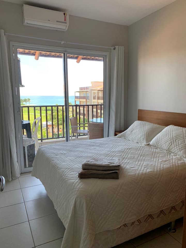 Chumba cha kulala 3: kilicho na roshani ya pamoja yenye sebule, yenye kitanda 1 cha upana wa futi 4.5, meza 2 za kitandani, mito 4, vigae vyenye droo na viango, kiyoyozi na mapazia yenye sehemu ya nje.