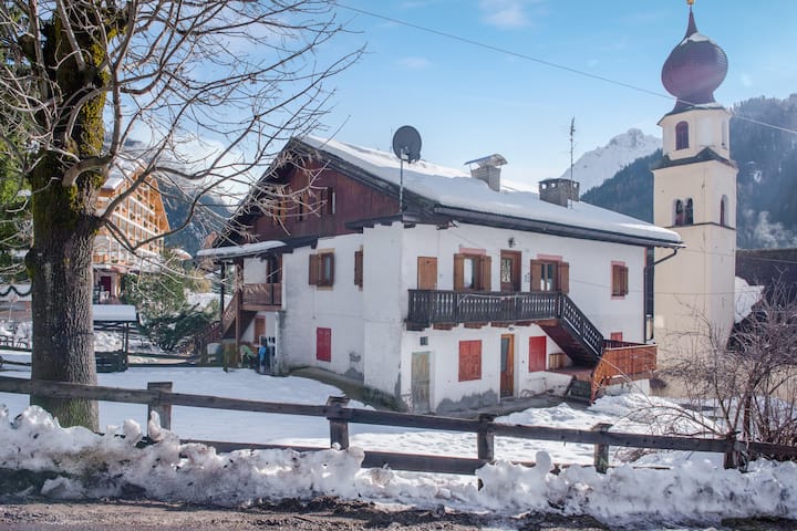 Ruim Appartement "Cesa Crepaz" Met Uitzicht Op De Bergen, Wi-fi & Tuin - Alta Badia