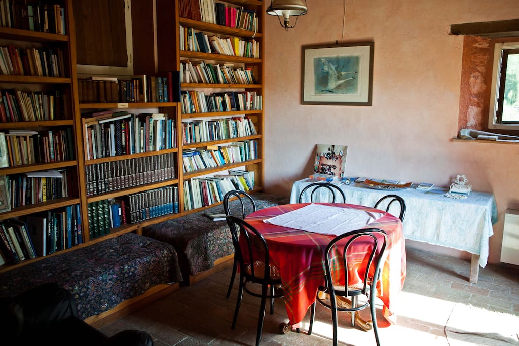 Il soggiorno con la libreria