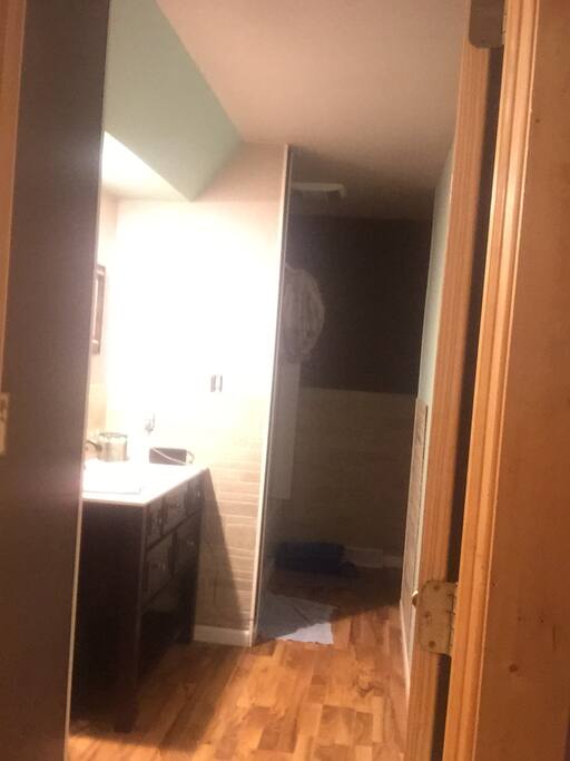 Bathroom. Shower/tub