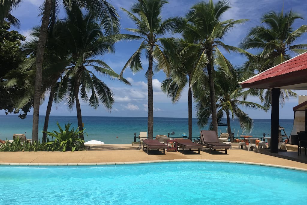 Pool and beach. Only a few steps away from your bungalow.