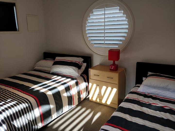 Jedna manželská posteľ a jedna samostatná posteľ. 