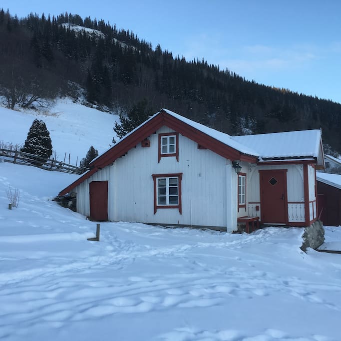 Blomstugu har masse lekeplass utenfor!