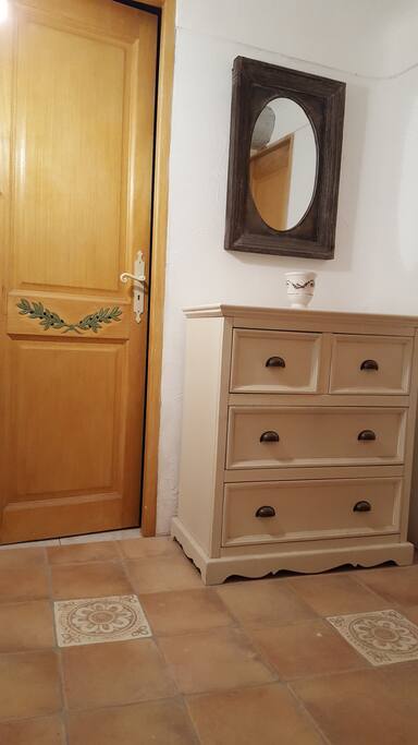 Palier du premier étage avec commode à l'usage des invités