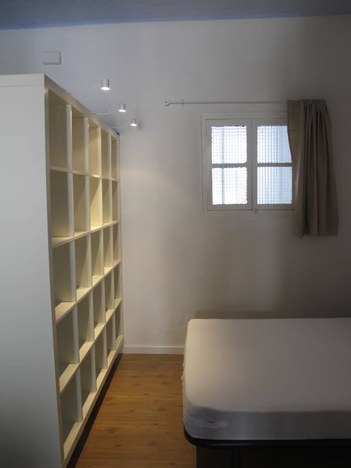 Detalle de una parte de la cama con estantería