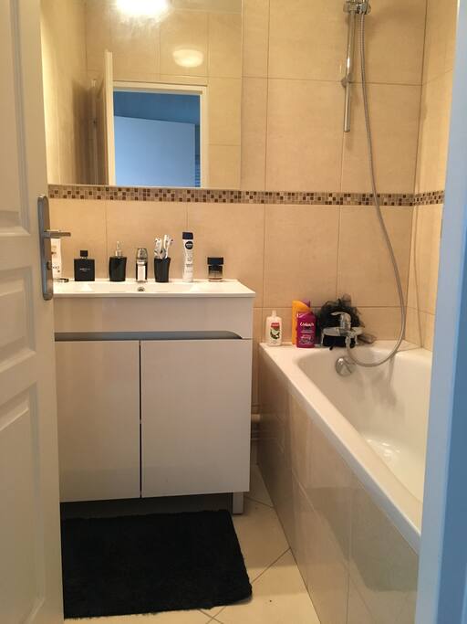 Salle de bain avec baignoire
