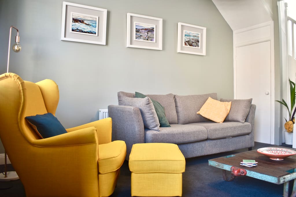Beautiful living room.for you to relax in after a lovely day sight seeing.
Tv and wi fi