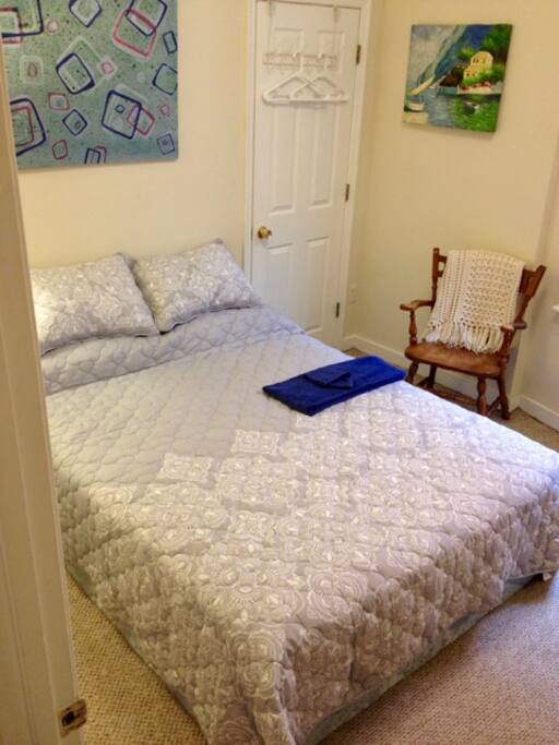 Guest Bedroom - Quiet and Private
