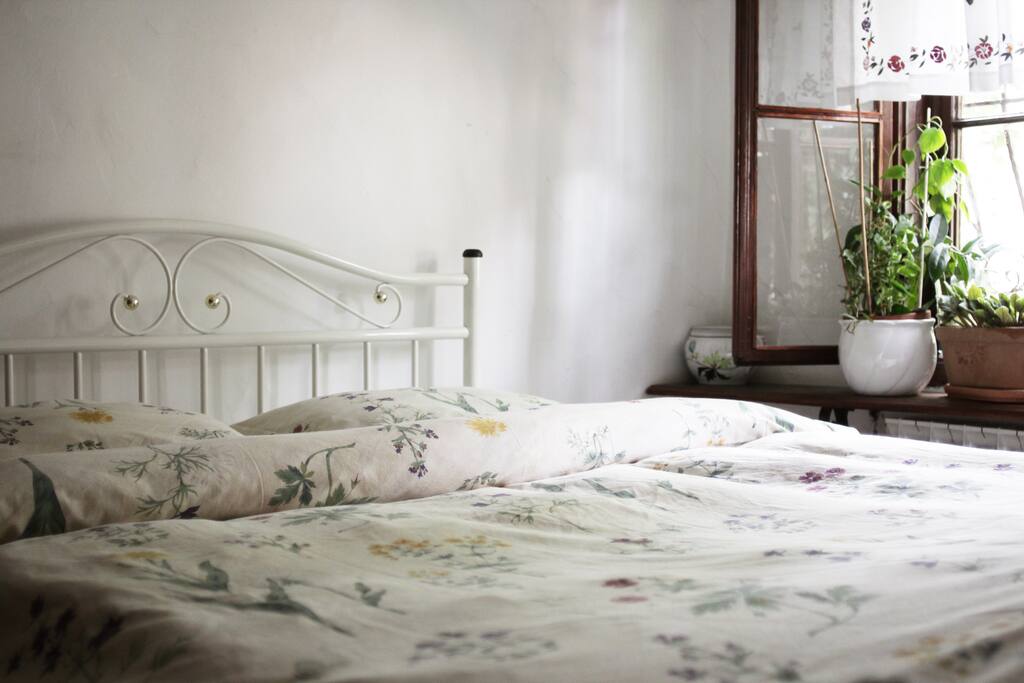 Bedroom with the queen bed