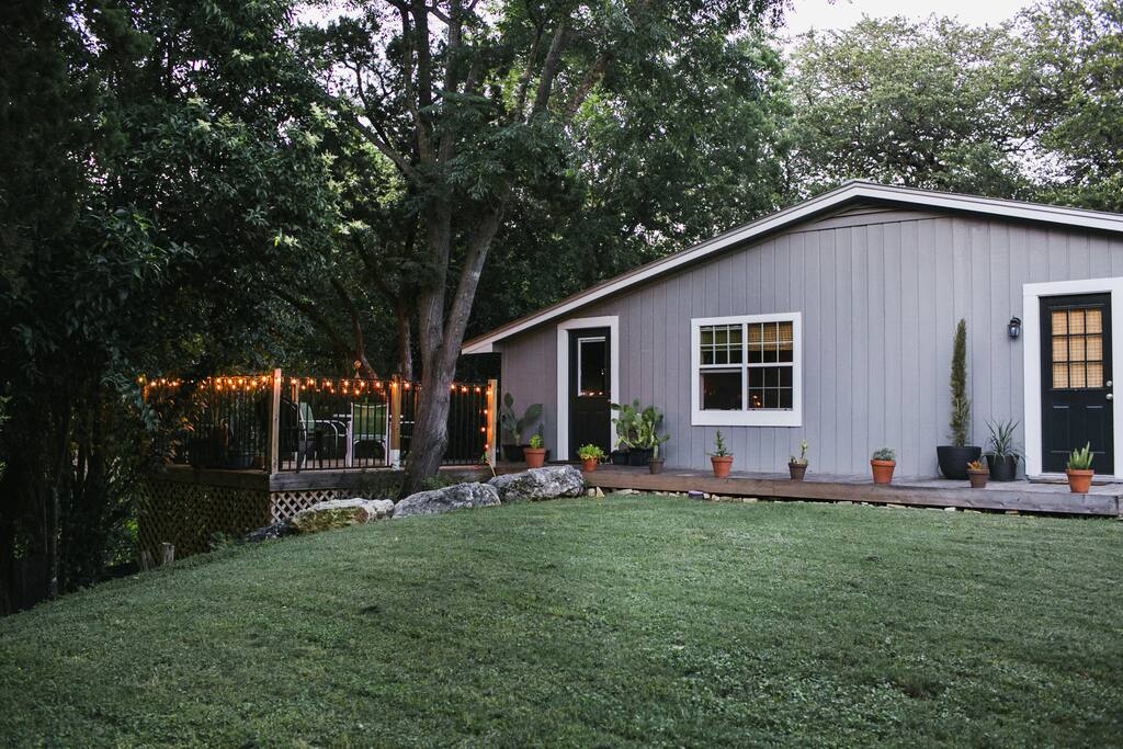 Serene mid-century lake retreat, 10-minute walk to Lake Travis.