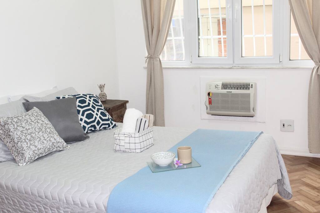Primeiro quarto com cama de casal