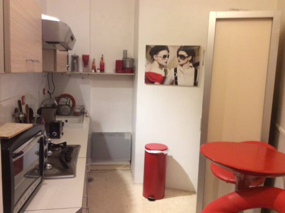 Une vraie cuisine avec micro onde, Nespresso, four, grille-pain... avec table et 2 chaises hautes