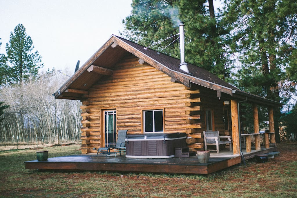 The Mt Adams Cabin Retreat: w/ Hot Tub and Trails - Glenwood의 통나무집에서 살아보기, 워싱턴, 미국