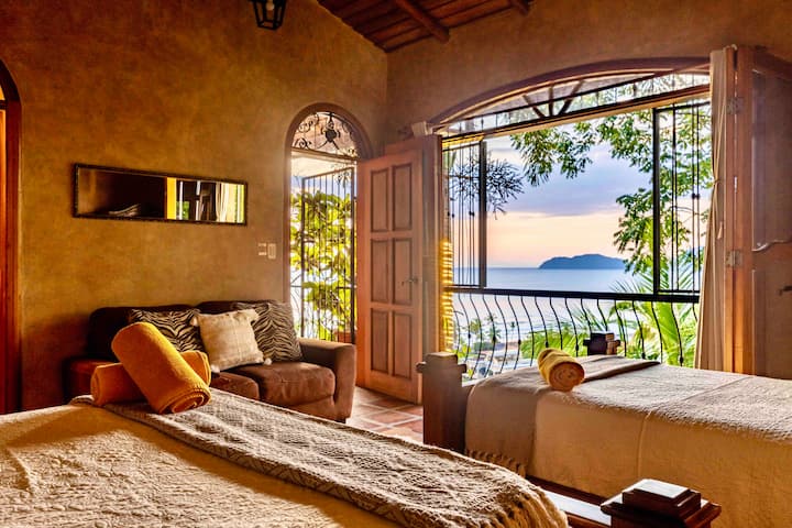 Slaapkamer gelegen naast master op de tweede verdieping met ensuite bad met dubbele douchekoppen. Een tweepersoonsbed en een eenpersoonsbed en een bank. Uitzicht op de oceaan en jungle.  Toegang tot terras met tweede verdieping