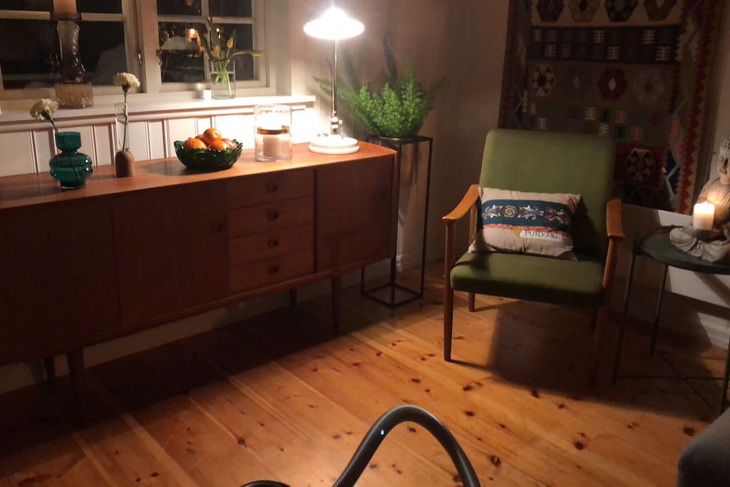 Sta med lesekrok, sett puffen foran, sleng beina opp og les gjerne en god bok.
