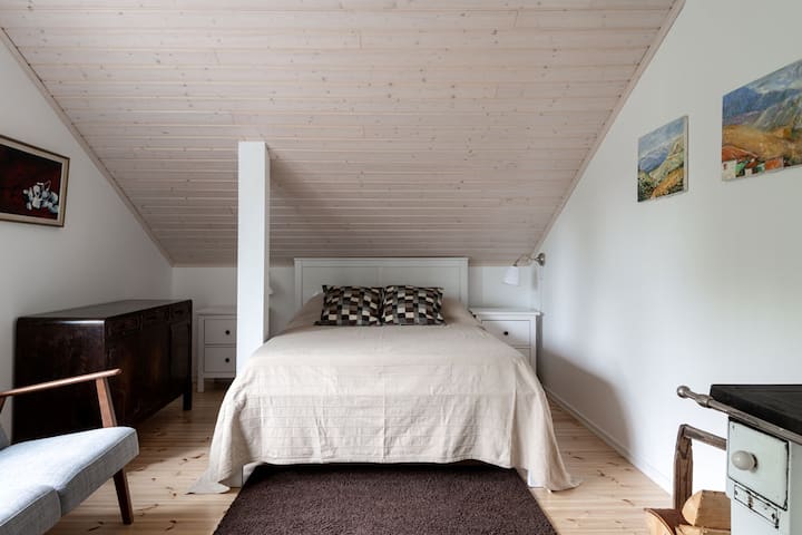 Pieni makuuhuone, jossa 140 cm parivuode, yöpöydät ja lukuvalot. Huoneessa myös sohva lukuhetkiä varten. Kylmänä aikana tunnelmaa saadaan lämmittämällä alkuperäistä puuliettä.