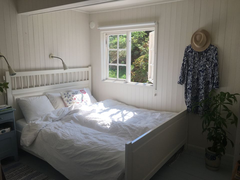 Chambre au premier étage, près de la chambre principale. Toutes les chambres sont équipées de placards spacieux et/ou de commodes. 