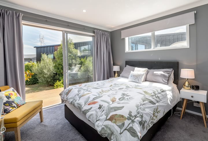 ห้องนอนใหญ่พร้อมห้องน้ำในตัว (เตียงควีนไซส์)