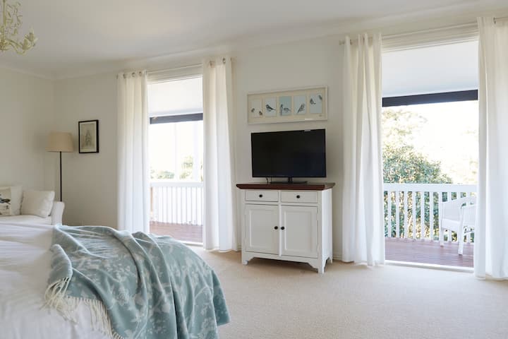 غرفة النوم الرئيسية مع إطلالة هادئة على الشرق