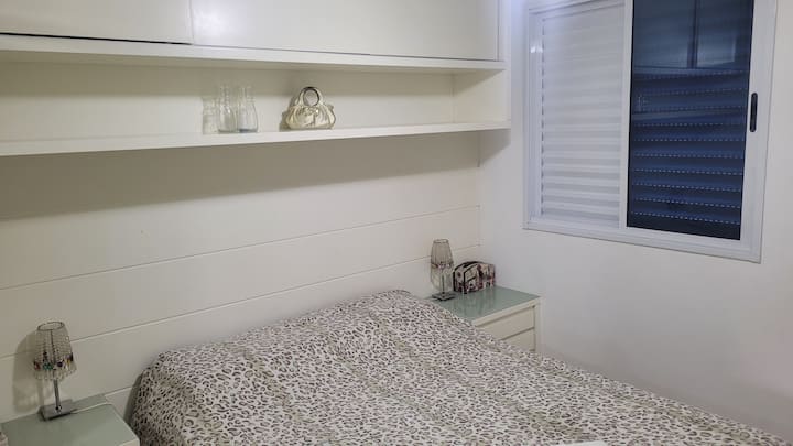Dormitorio 1 con 1 cama matrimonial y armarios diseñados. 