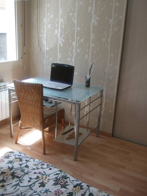 bureau dans la chambre