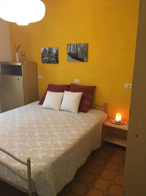 Camera da letto matrimoniale con letto singolo a scomparsa