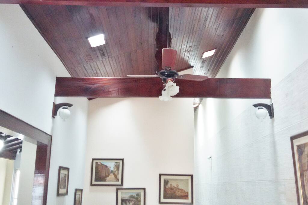 A casa possui iluminação natural nas salas e nos banheiros. Durante o dia não é necessário o uso de energia elétrica para iluminar os ambientes.