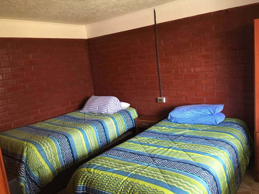 Habitación doble con baño privado, televisión, wifi y estacionamiento. Cantidad disponible 2