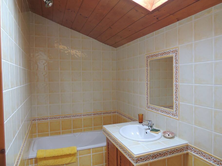 salle de bain,avec baignoire ,lave linge