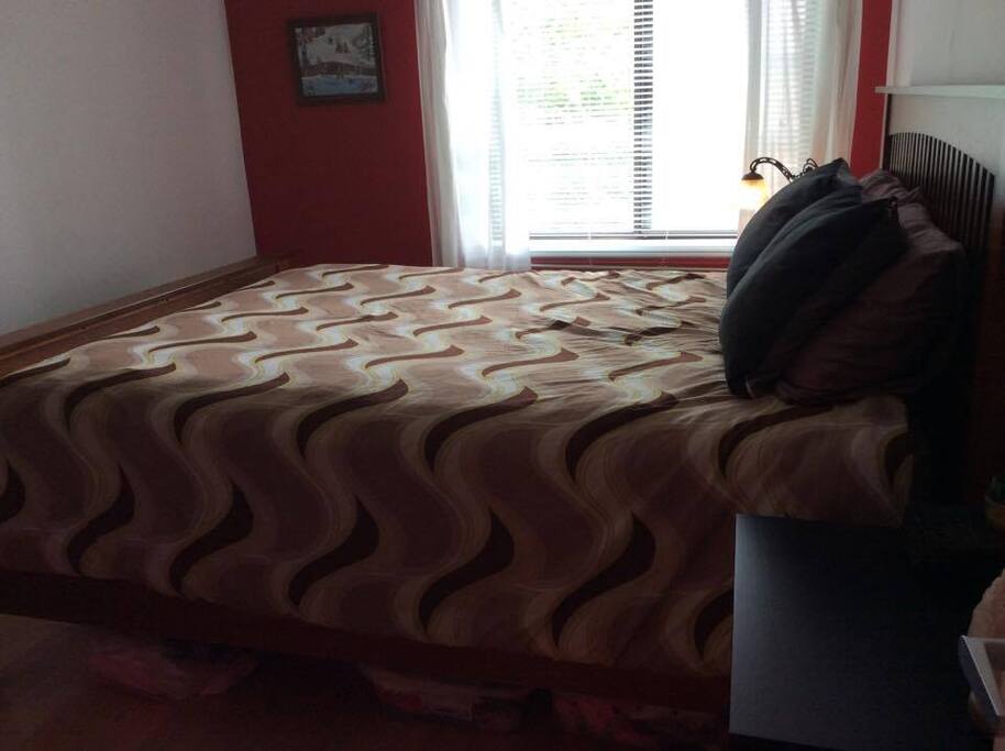 Chambre à coucher avec tv et câble