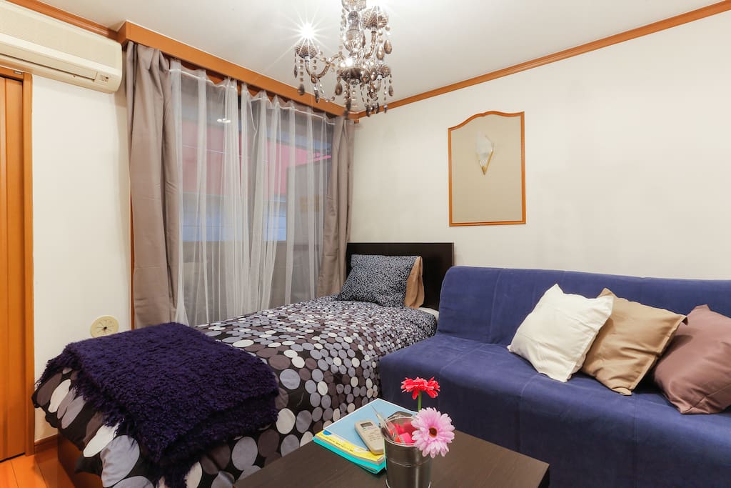 There is a thing that the color of the bed cover is changed.