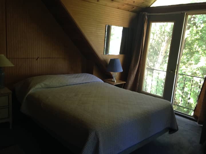 bračni krevet (širine 150-179 cm) u sobi na katu (gnijezdo sova)