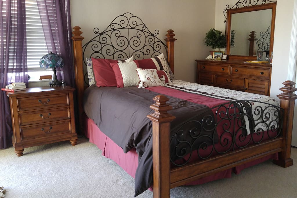 Bedroom with queen size bed