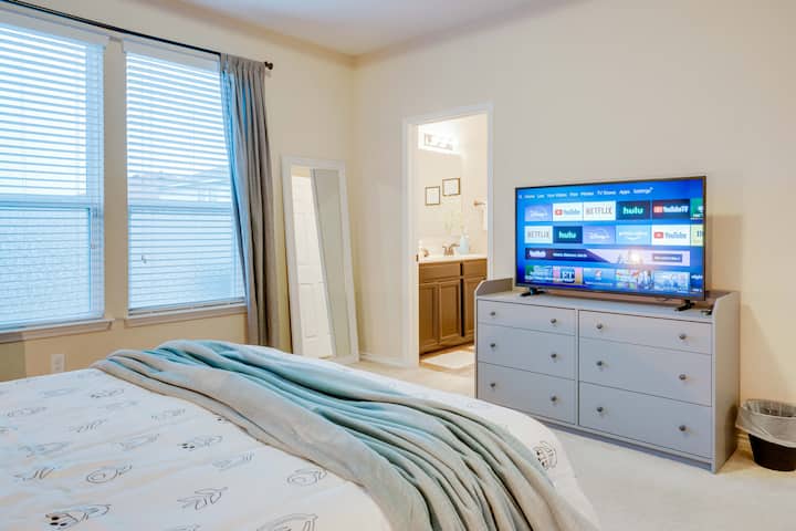 Glavna spavaća soba ima privatnu kupaonicu i pametni TV od 42 inča.