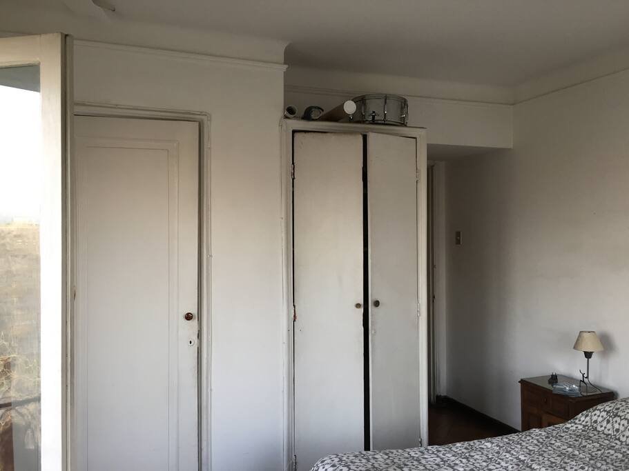 2 armarios amplios habitación
