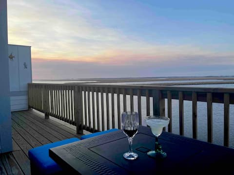 Waterfront w/ private elevator; 3 king en suites