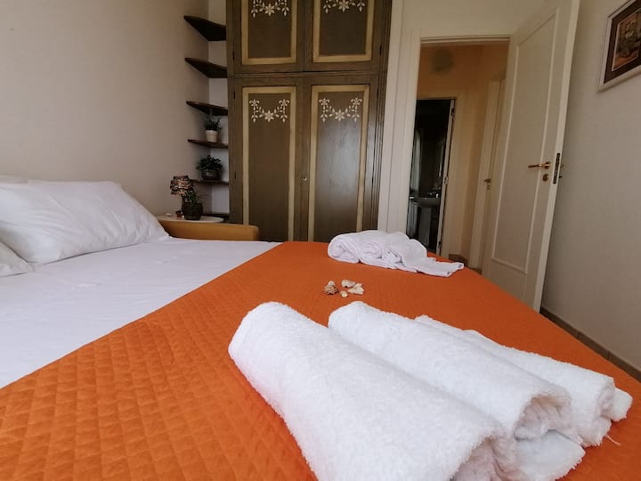 2. Dormitorio doble, con ventana con vista al mar. 