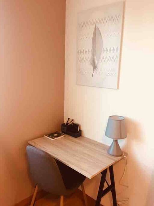 Coin bureau dans chambre lumineuse