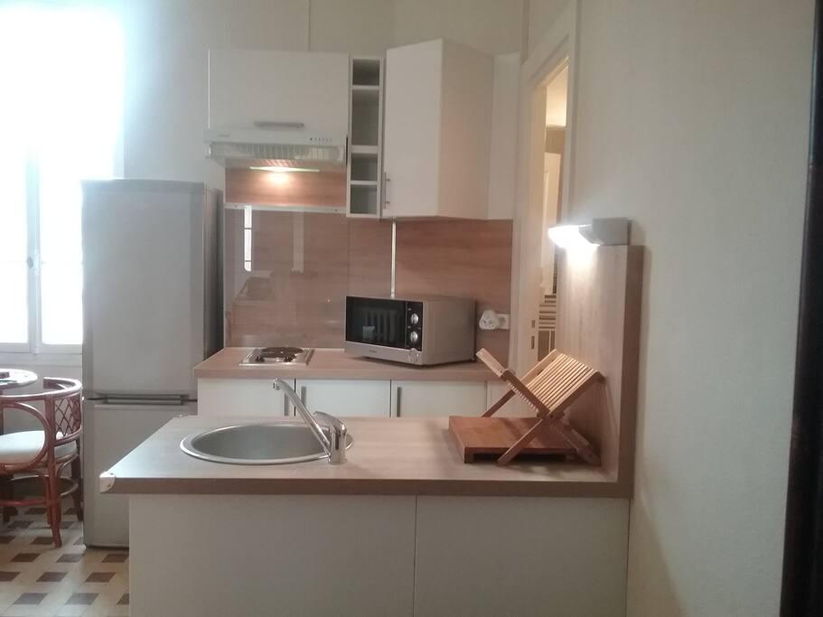 La cuisine vue de l'entrée