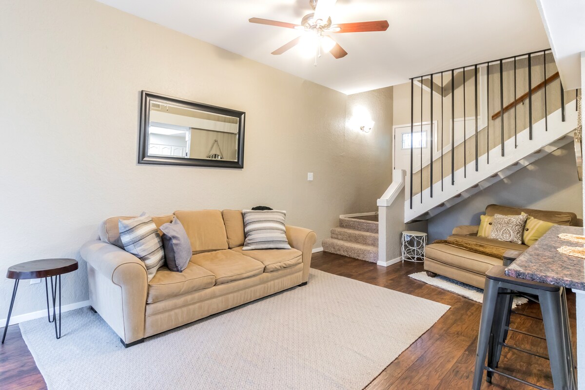 Creekside Retreat! Nature, Tree's, Yard, Pet's ok.