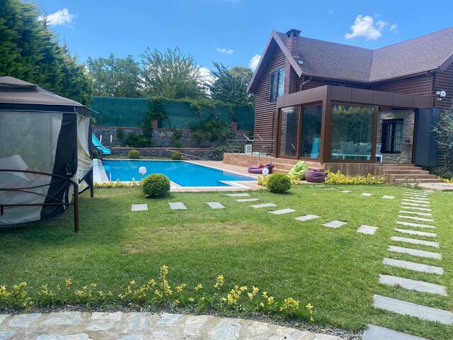 Havuz,bahçe ve tüm rahatlıklar kişiye özel alan gallery image 2