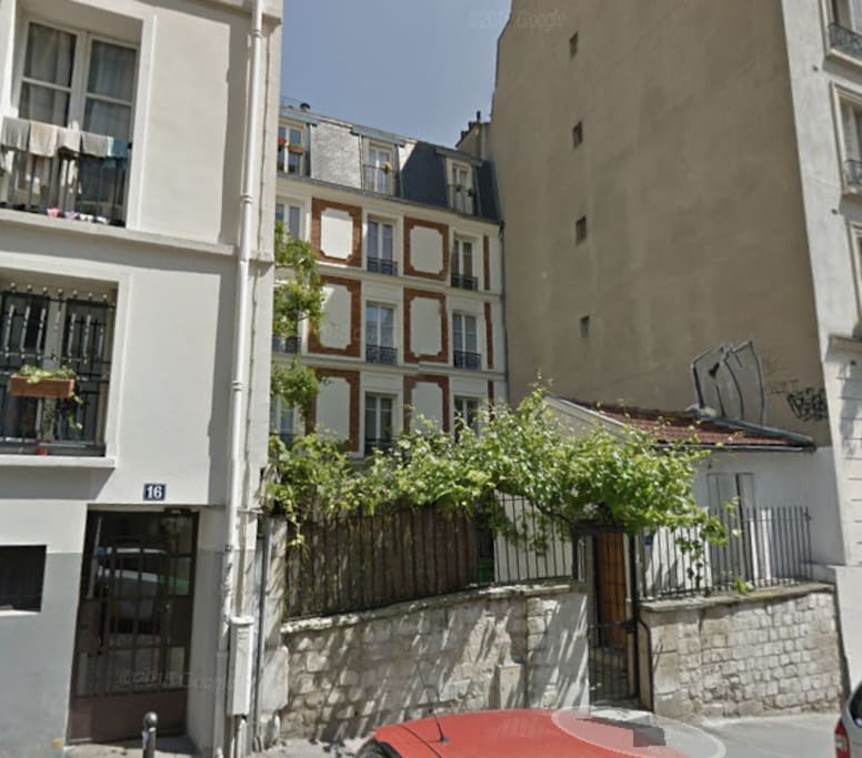 Très charmante co-propriété dans une rue calme à 2 pas du Sacré coeur