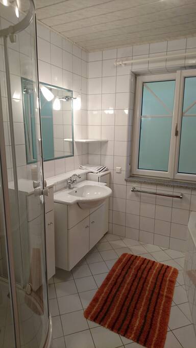 Ein eigenes Badezimmer für unsere Gäste mit Dusche und Badewanne entspannt ungemein. Sie haben ausreichend Platz für Ihre Toilettsachen und natürlich auch Steckdosen für Föhn und Rasierer.