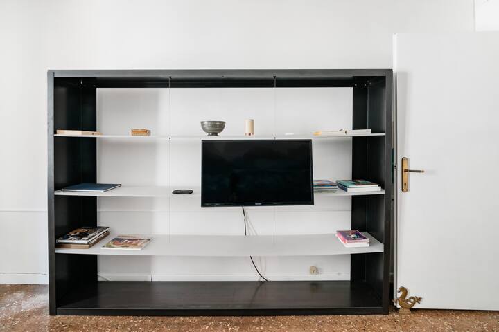 Testa d’Oro 2 – View onto the Rialto Bridge steps gallery image 3