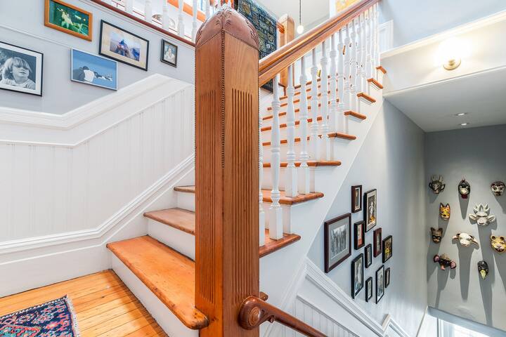 Art-filled Victorian Flat w/French Chef’s Kitchen gallery image 4